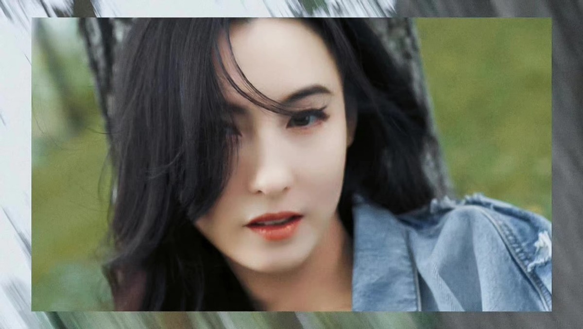 张柏芝|张柏芝今日亮相真的美到我了！穿牛仔套装变潮女，42岁居然更年轻