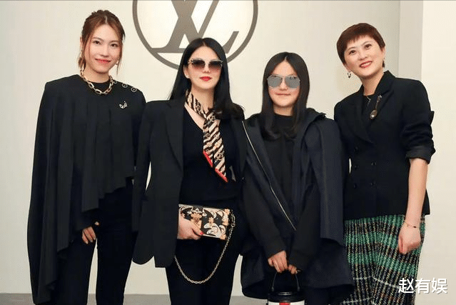 李湘|李湘母女再度凭豪气出圈,看国际LV秀展,全身装扮超过百万