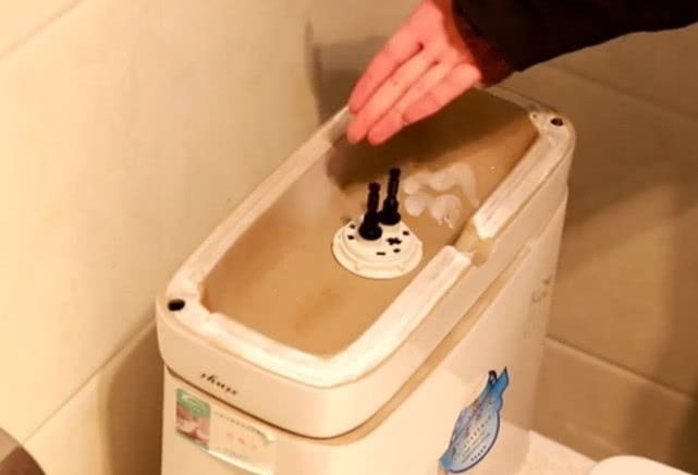 马桶冲劲小不用找师傅看,动一下“这2地方”,出水量大又猛