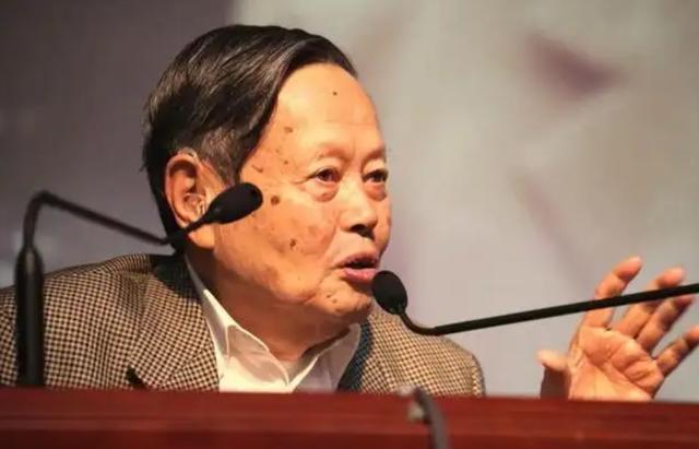 受杨振宁指引的,不仅有潘建伟教授,还有整个中国物理学界的发展