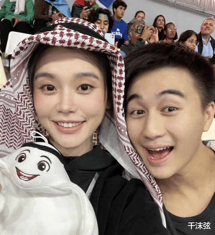 奚梦瑶|奚梦瑶现身世界杯！与老公吃雪糕秀恩爱，何超欣穿抹胸装身材好