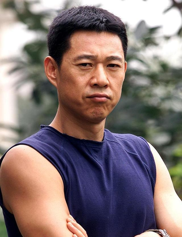 张丰毅|嫁给张丰毅28年未生子女，却依旧被他宠成宝，霍凡究竟有啥魅力？