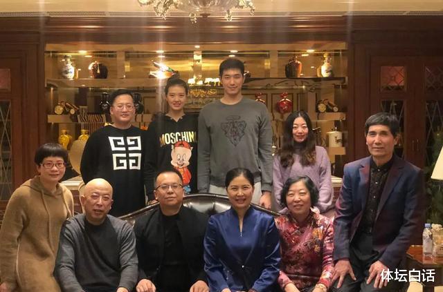 赵丽颖|张常宁13口全家福！50岁妈妈美如关之琳，大哥高有2米，嫂子颜值高