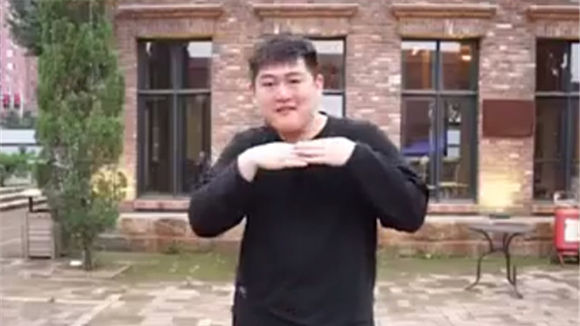 赵本山|赵本山儿子晒模仿视频，父子俩长得越来越像，完美遗传搞笑基因