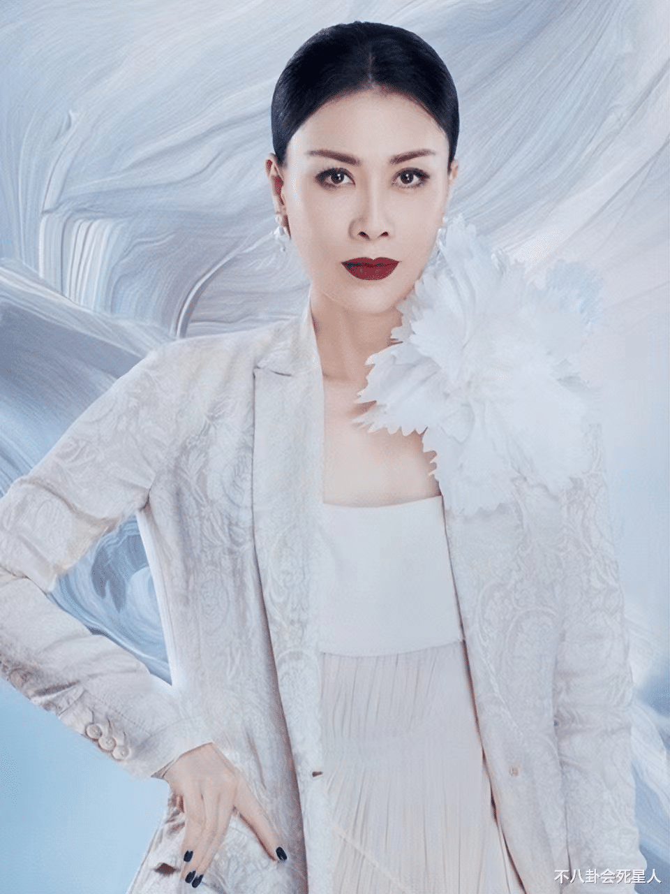 宁静|《浪姐3》宣传照定好排位？宁静郑秀妍衣服上万，阿sa穿两千的上衣