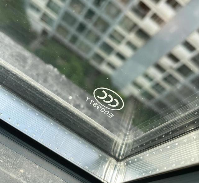看了很多家庭的窗户，发现了窗户玻璃上的3个“通病”，太扎心了