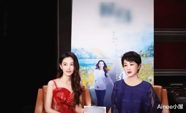 穿衣搭配 王姬和女儿同框也不输气质，穿薄纱上衣配白裤，短发挺精神的