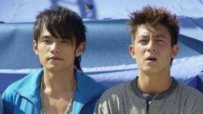 维多利亚|周杰伦早年被F4“围攻”，身旁无人帮忙，唯独他撩起板凳要上