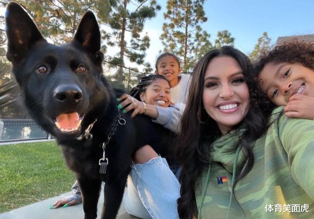 守护者|瓦妮莎家再添新成员，一家人合影难掩笑意，化身豪宅新守护者