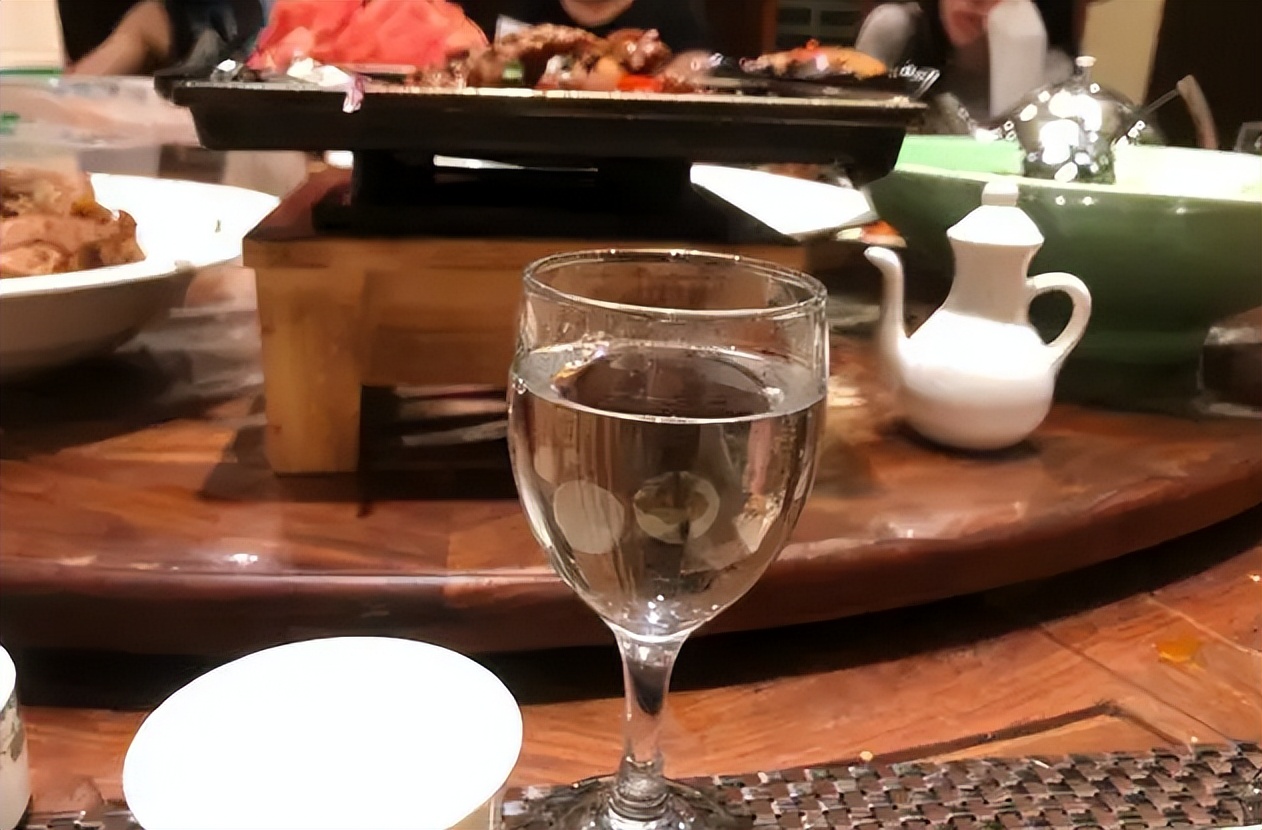 四川人请客都喝啥酒?行家不碰五粮液,这3款“平价酒”深受喜爱