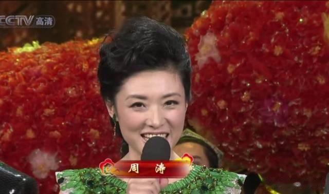 周涛|54岁周涛在高铁站低调排队!素颜出镜遮挡严实,低头玩手机太专注