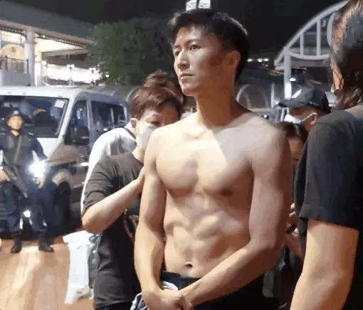 谢霆锋|李亚鹏:真比不上谢霆锋,谢霆锋的身材曝光,42岁还有6块腹肌