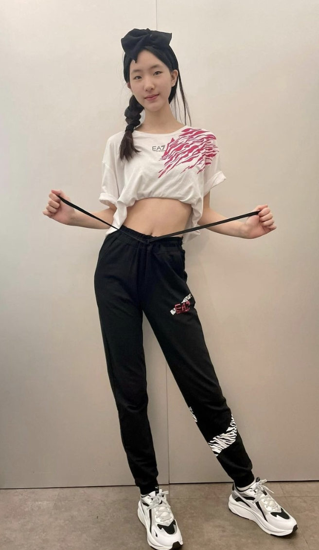 小S|小s16岁长女晒甜美自拍，露出小蛮腰秀好身材，干爹陈建州点赞