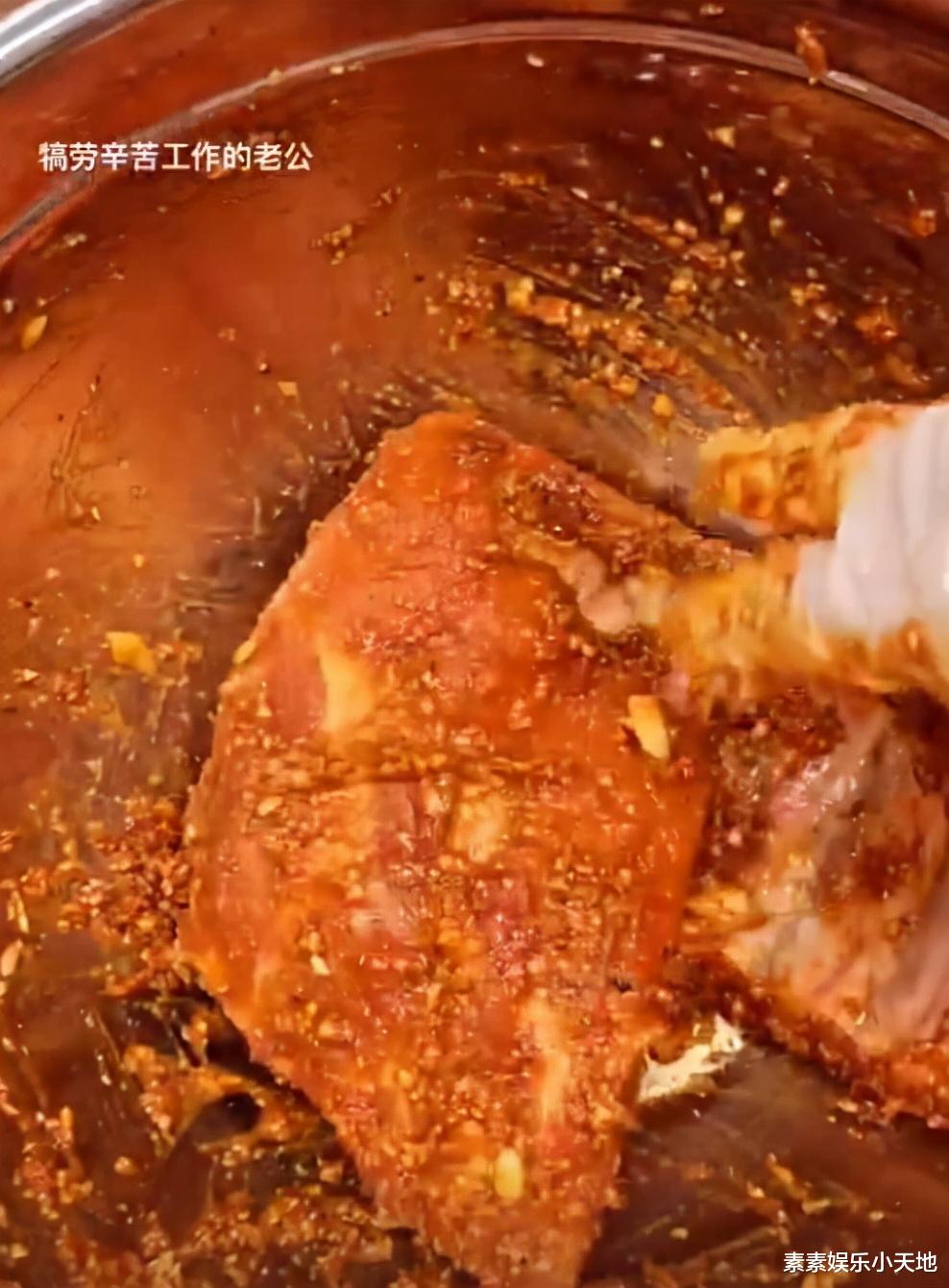 林峰|林峰真幸福，张馨月给他做烤猪排，还没切好就馋到流口水