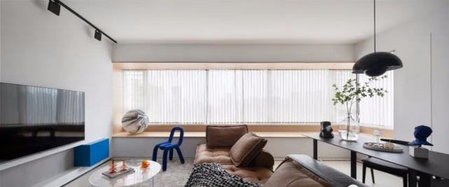 110㎡旧房改造，蓝色做为主题色，赋予了空间灵动艺术的气息