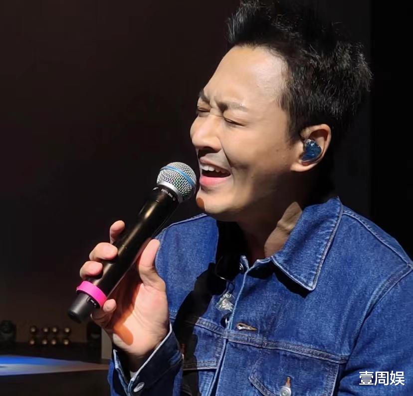 林峰|林峯现身好友演唱会,在台上唱得撕心裂肺,脖子上的青筋明显!