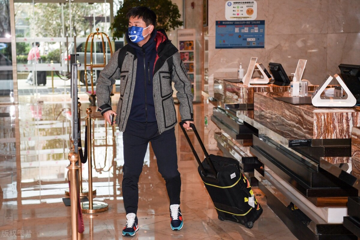 郑智|“鹏一期”9名教练抵达上海，李霄鹏衣品被吐槽，郑智上衣很吸睛