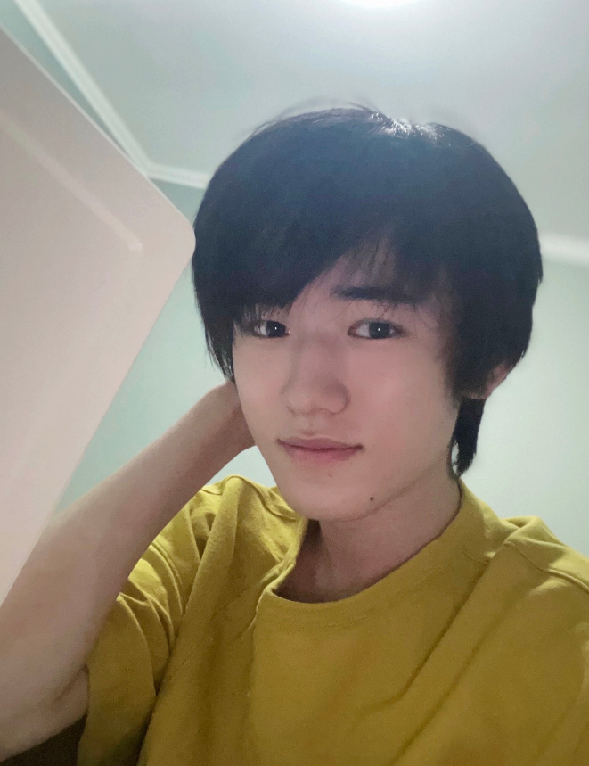 宋亚轩|宋亚轩高考结束晒自拍，身着黄色T恤，干净清澈