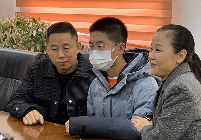 |与过去和解?孙海洋在孙卓丢失日开直播,直播间泪光明显奋力奔跑