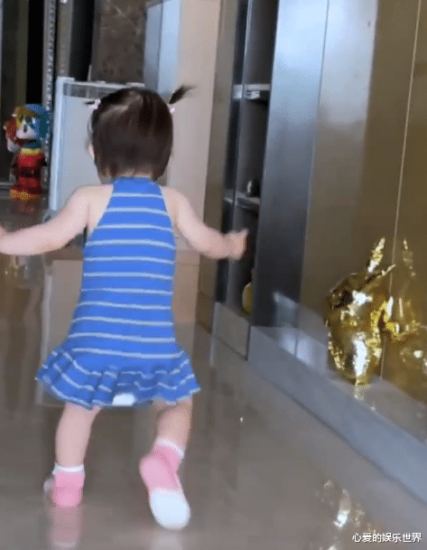 杜淳|杜淳分享1岁女儿日常,小蛋饺腿型引争议,网友:没常识真可怕