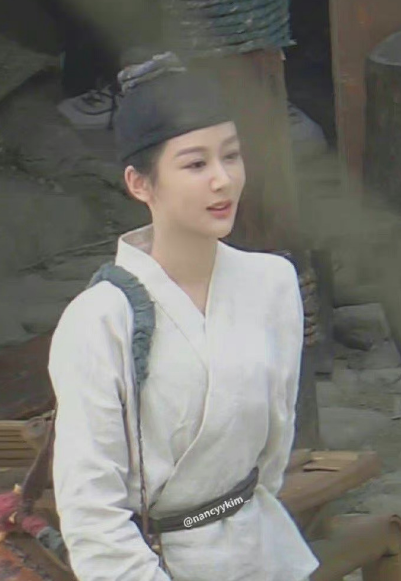 杨紫|杨紫《长相思》男装路透图被批带美瞳化浓妆,这是男人样?