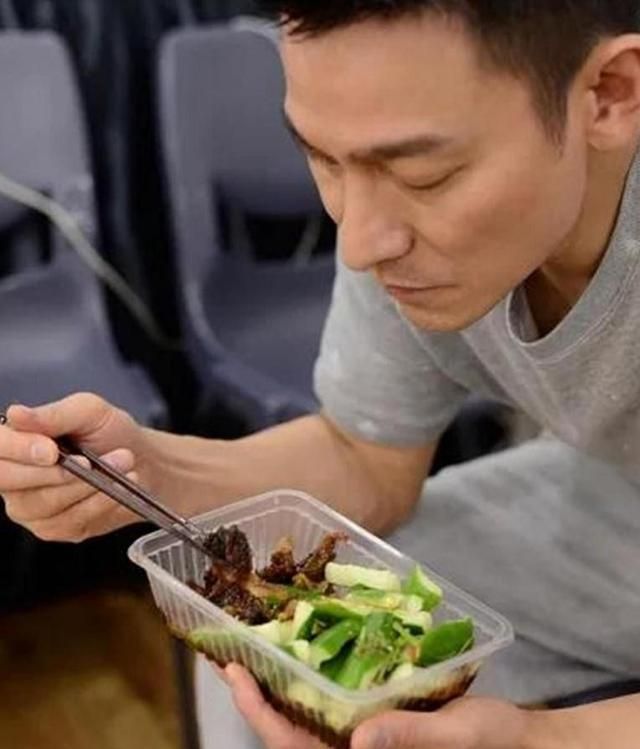 刘德华|60岁刘德华晒一日三餐,坚持多年不吃肉,网友:原来明星这么难