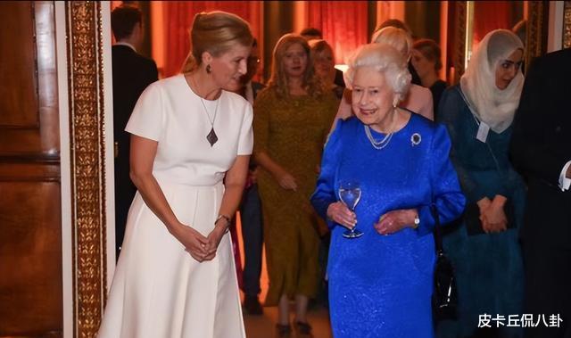 贴面礼|苏菲现身赛马会，和大伯哥贴面礼后谈笑风生，大嫂卡米拉面露不悦