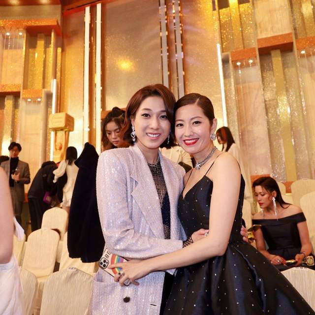 钟嘉欣|钟嘉欣被曝“双面人”？邻居以及幕后人员吐槽：她都是装出来的