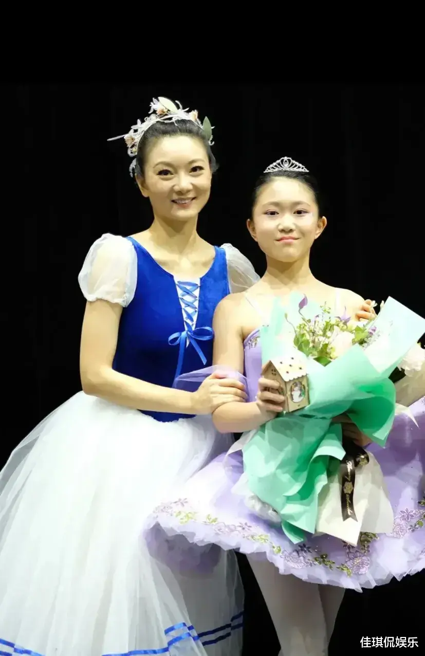 张艺谋|张艺谋娇妻罕见爆照，一袭芭蕾舞裙显年轻，相差31岁爱情令人羡慕