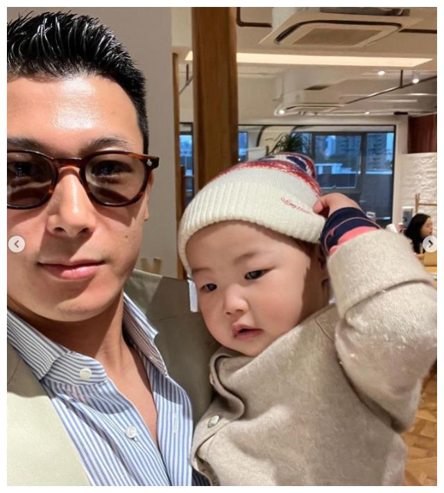 朱珠|朱珠老公晒女儿萌照，1岁王珠宝头发稀疏单眼皮，和爸爸越长越像