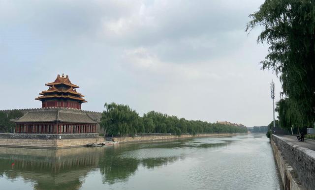 故宫|男子竟在故宫护城河钓鱼，还钓起一米长“草鱼王”，随后赶紧放生