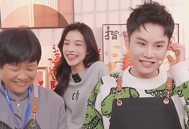 刘思瑶|刘思瑶素颜做客毛毛姐直播间!小眼睛四方脸,与视频里判若两人