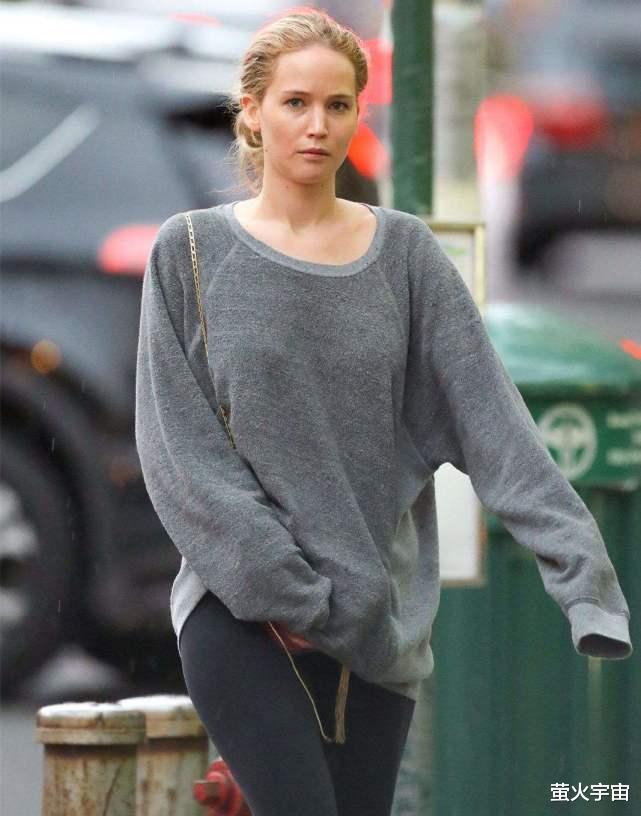 金·卡戴珊|金·卡戴珊内衣海报被指过度PS，贩卖身材焦虑惹怒网友，脱离真实的美价值几何？