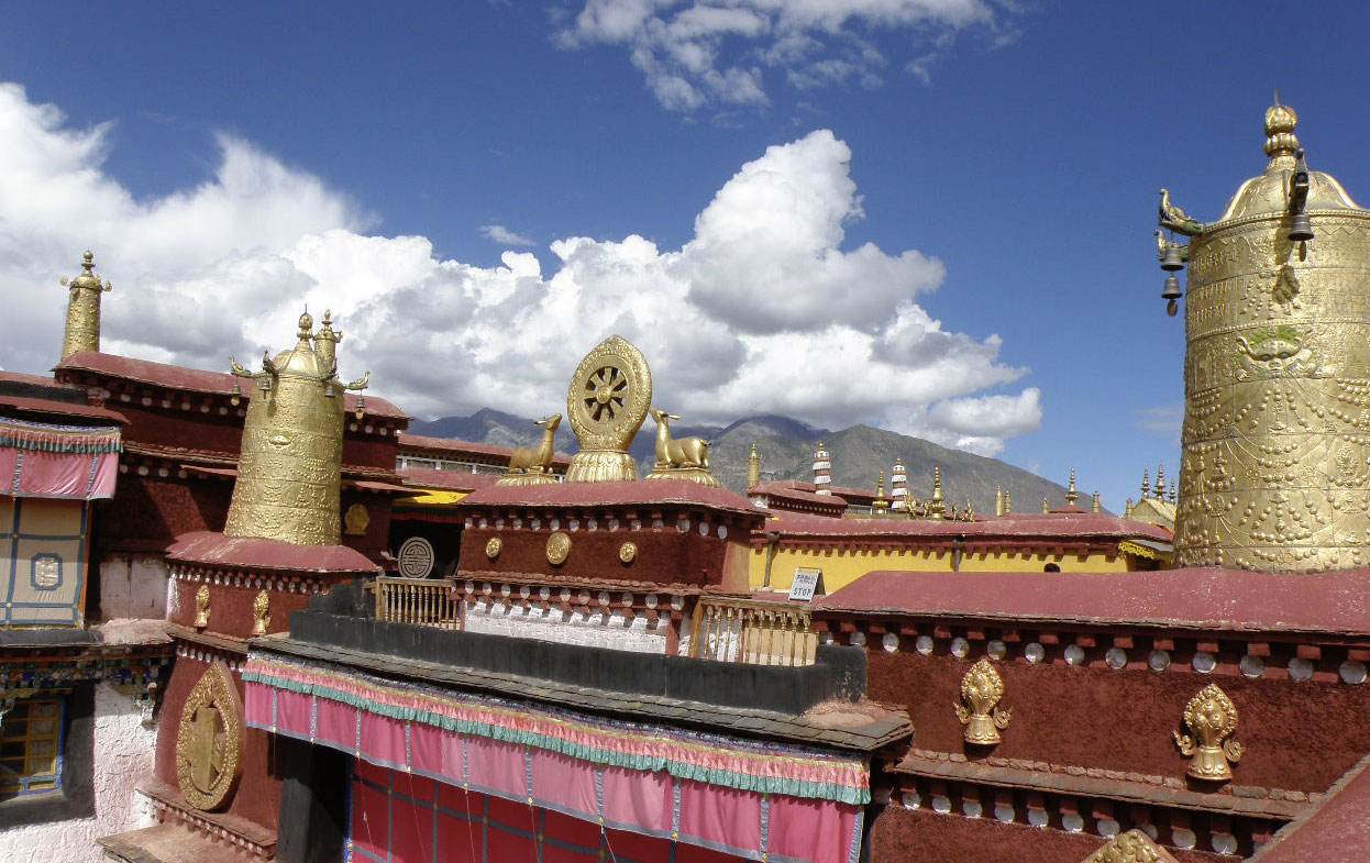 露营|大昭寺始建于12世纪，其位于藏区中国四大寺之一的扎什伦布寺的北面