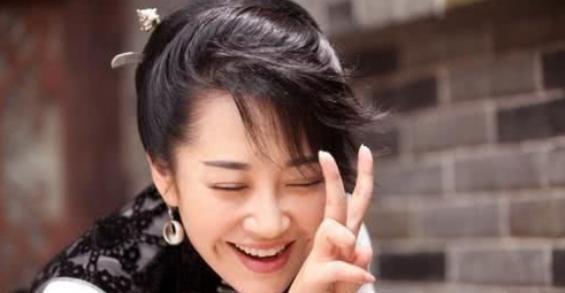 杨志刚|明明是撞脸明星,却一个洋气一个土气,杨志刚那英都这样