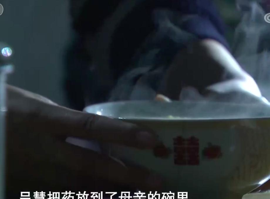 18岁女孩恋爱遇阻,下药将母亲毒死,2007年她讲述弑母的真正原因