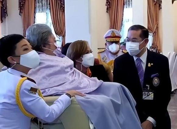 西拉米|帕公主一身戎装照顾母妃，相伴身侧罕见同框，玛哈原配白发苍苍