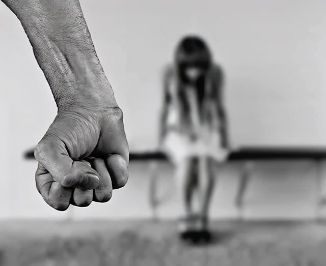 两男子共谋强奸女子,一人得逞,一人未得逞,应该如何定罪?
