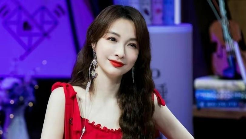 湖南卫视|湖南卫视主持团大洗牌，接班人浮出水面，“五小花”谁能突围？