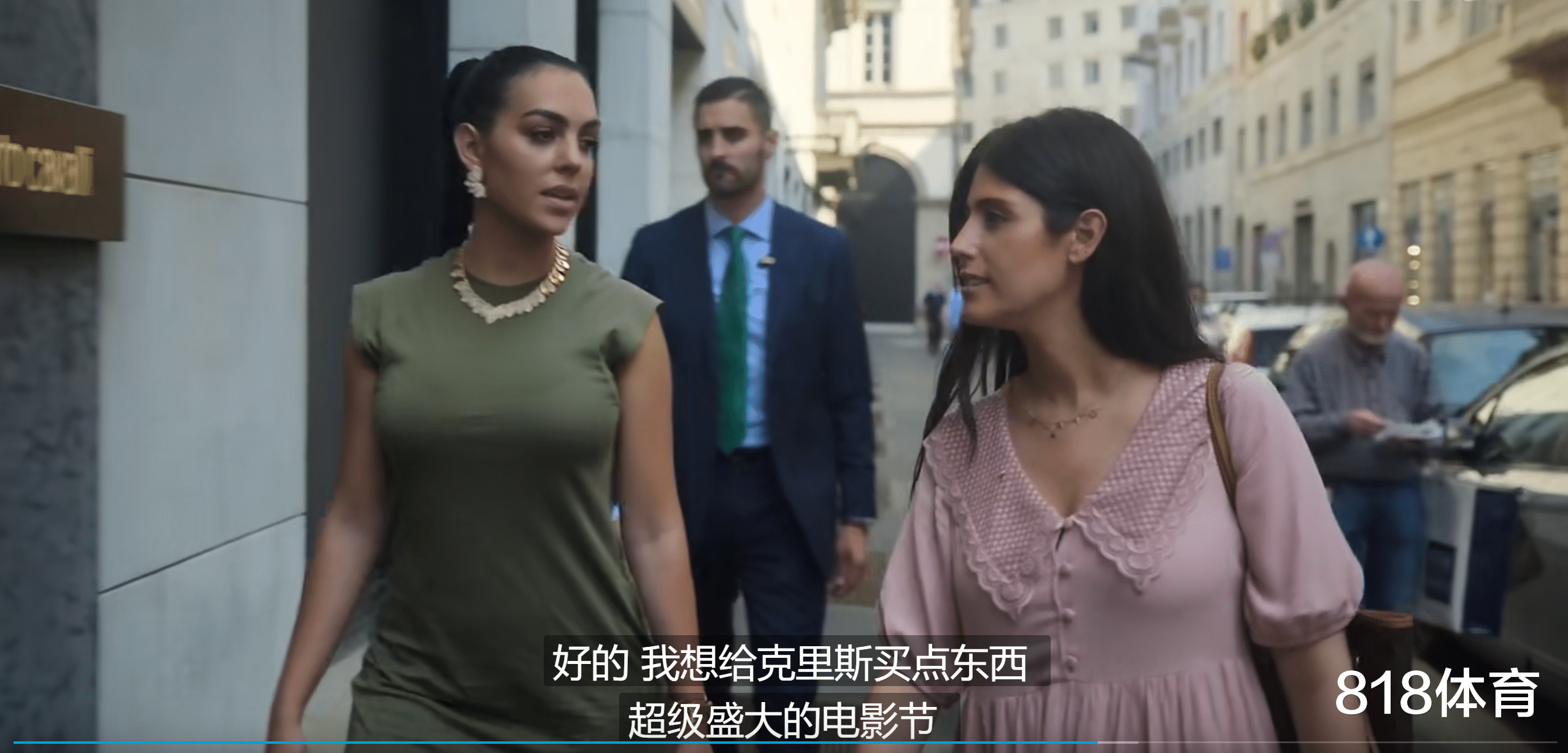 米兰|排面! C罗女友逛米兰奢侈品店买衣服+香水, 结账时被老板直接免单太惊喜
