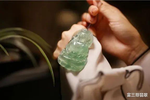 翡翠|谁说翡翠不适合年轻人？选对款式，翡翠也可以又酷又潮！