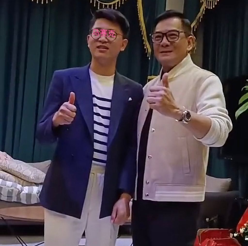 68岁李国麟现身云南昆明,精神抖擞唱歌很卖力,网友:好多年不见
