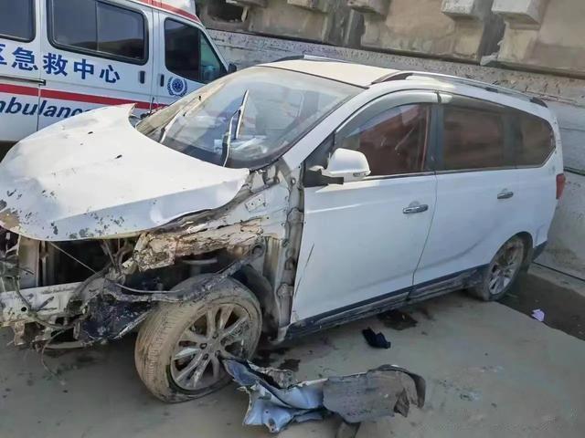 今评弹|湖北120急救车闯红灯致人溺亡:救命车不能变害命车