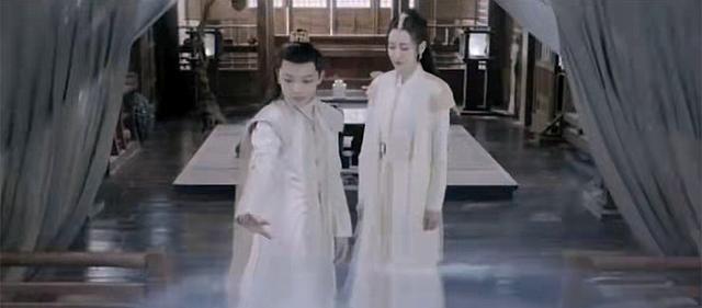 冰雕|《恰似故人归》长意变成冰雕，天君以菩提果救他，帮他重塑鱼尾巴