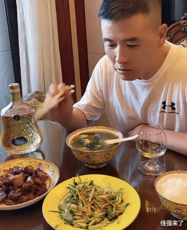 刘能扮演者王小利母亲去世，能嫂姐姐女婿喝酒吃肉，被批塑料情