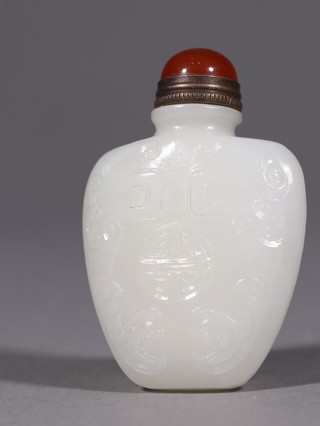 鼻烟壶|清代 和田玉籽料双龙捧寿鼻烟壶。