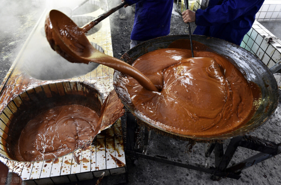 买冰糖时,黄色和白色哪一种更好?糖厂员工说漏嘴,以后别买错了