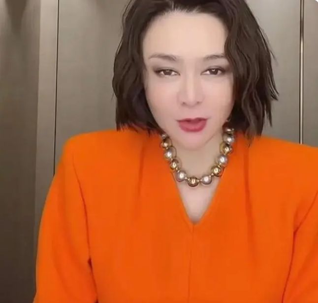 向太|向太直播首秀惹争议，全程由助理介绍产品，一直尬笑沦为背景板