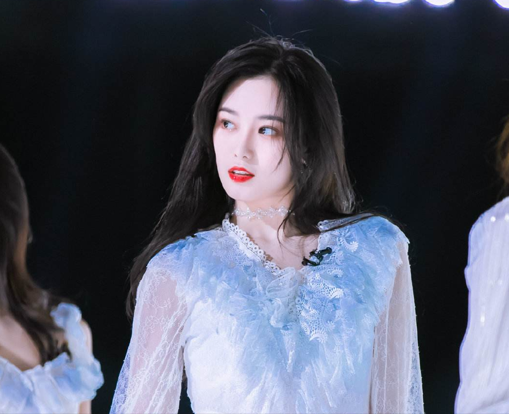 黄子韬|黄子韬驾豪车载徐艺洋吃料理，女方穿豹纹外套表情傲娇，疑已同居