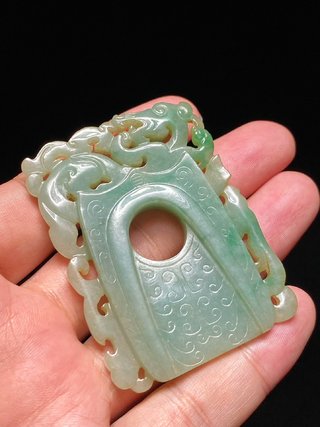乾隆|清乾隆 老坑飘绿翡翠 龙凤纹 韘形玉珮 鸡心珮